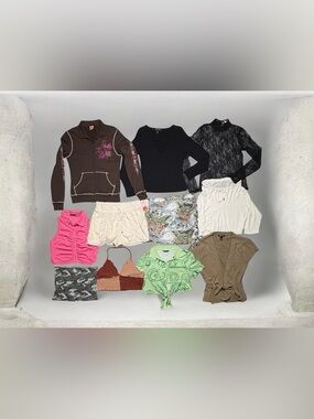 bundle of 17- Women’s XL clothing Y2K, VTG, modern, trendy - tops & bottoms